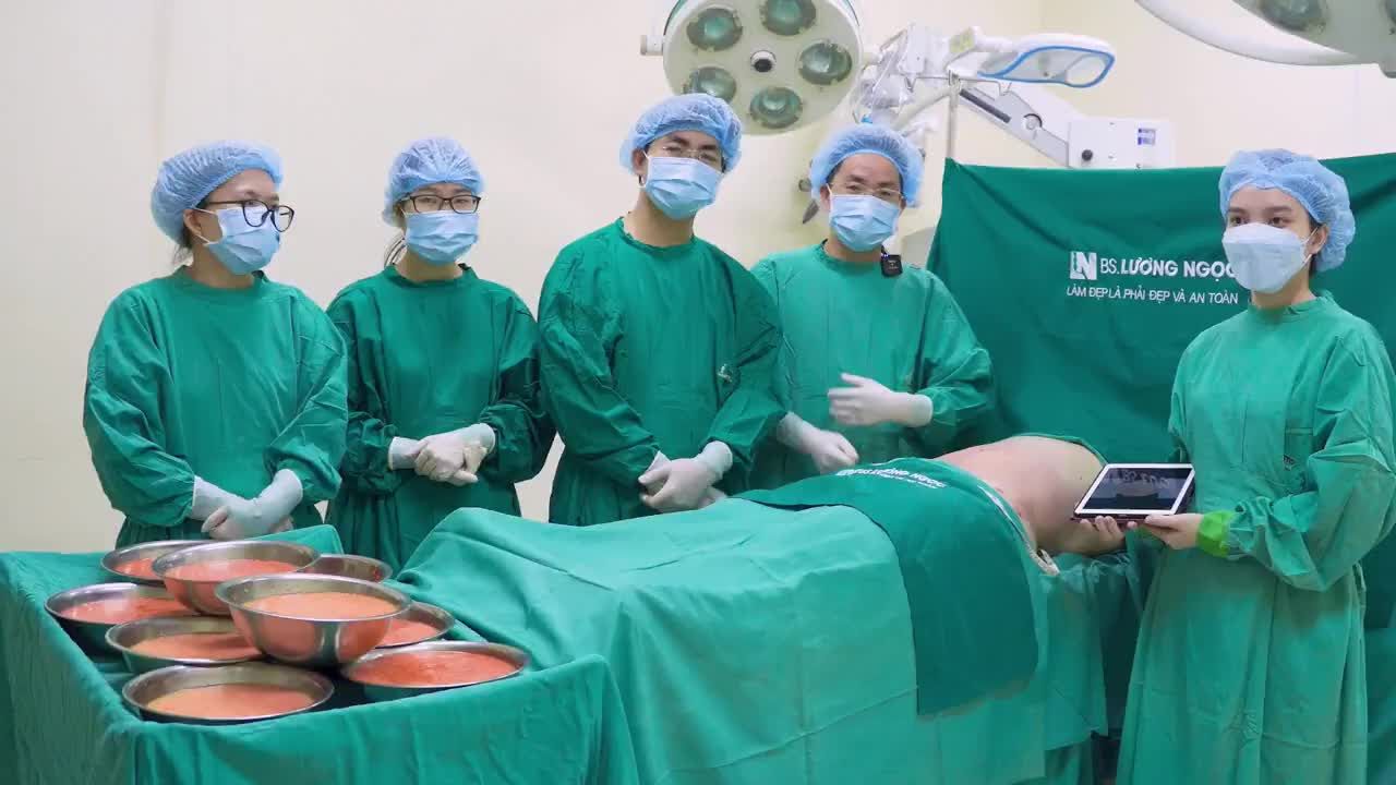 Trải qua 2 giờ 30 phút thực hiện hút mỡ kết hợp tạo dáng